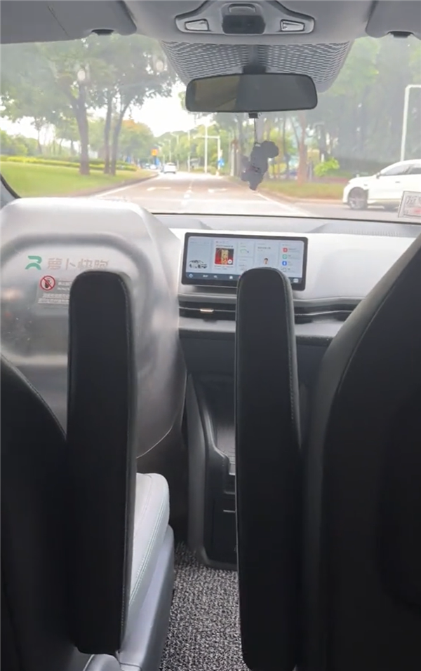 賭波:著急上班結果遇上彿系自動駕駛出租車!網友:隔著屏幕都感覺乘客要被氣出內傷