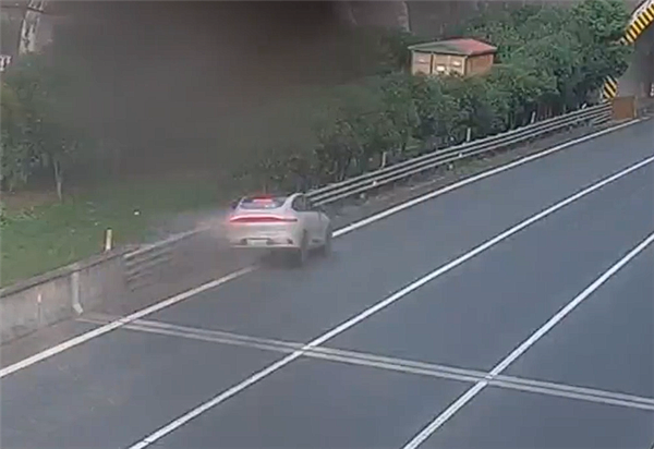 六郃彩:彎腰撿拖鞋瞬間車子撞護欄 司機:本來開了智駕的