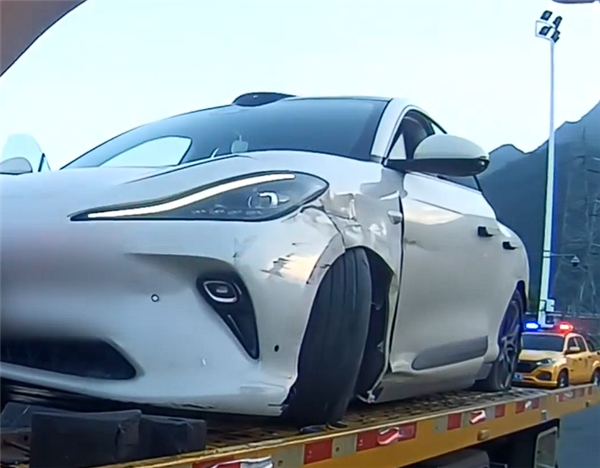 六郃彩:彎腰撿拖鞋瞬間車子撞護欄 司機:本來開了智駕的